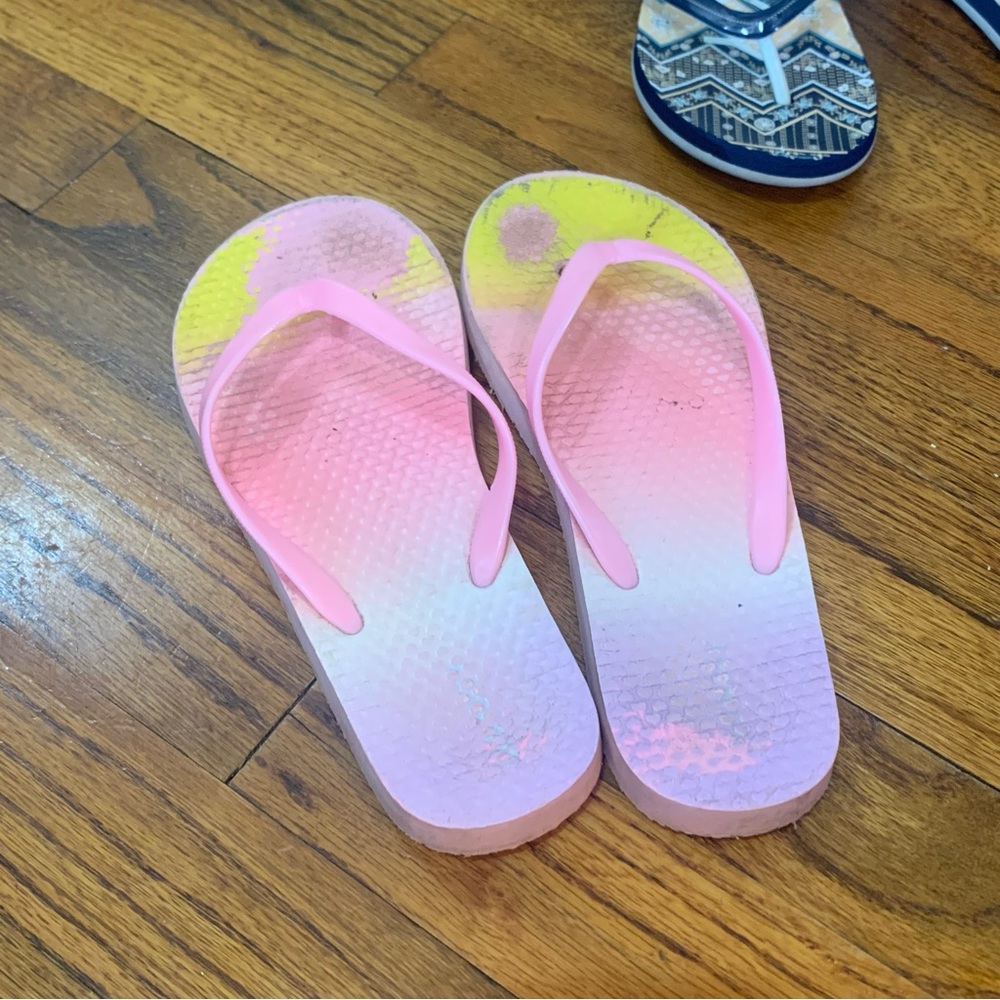 4 Pairs Girls Flip Flop Beach Sandal Shoes
2 / 3
NWT Mermaid & Rainbow
GUC Roxy - Picture 9 of 11
